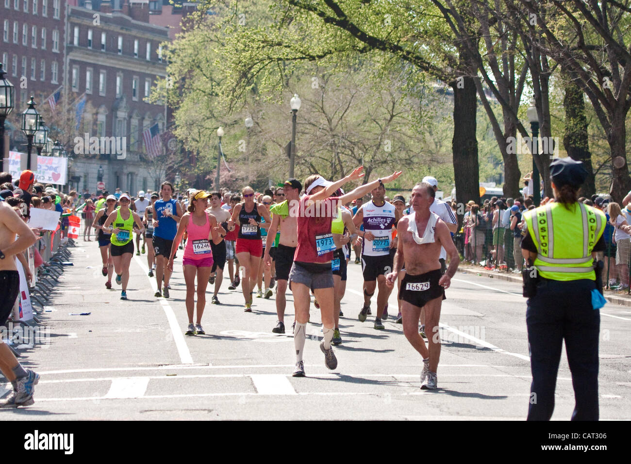 Boston, Massachusetts, USA, 16. April 2012. Ankunft in Bostons Back Bay brachte Läufer 2 wendet sich von der Ziellinie des 116. Boston Marathon. Stockfoto