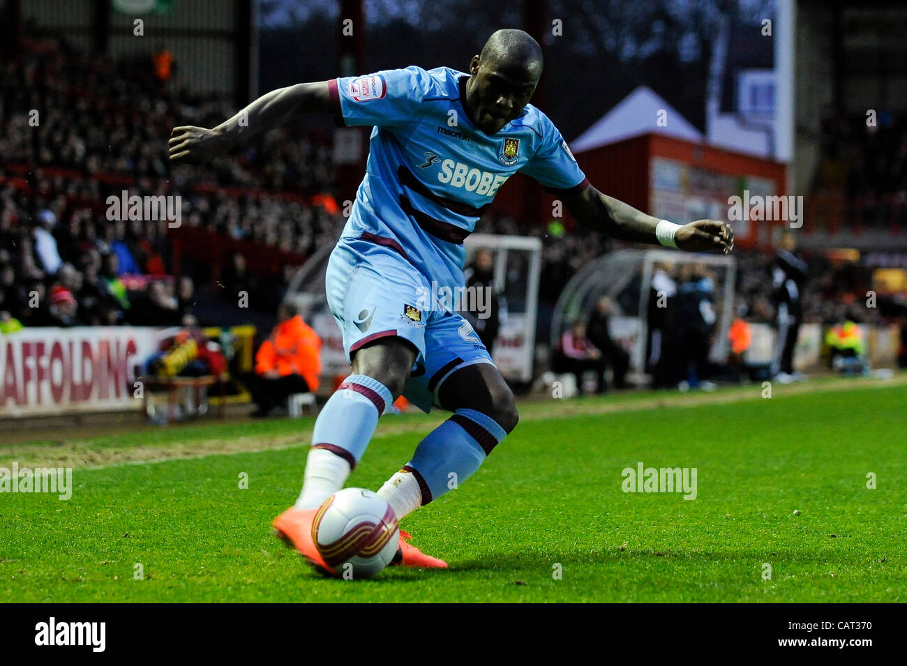 17.04.2012 Bristol, England. West Ham Verteidiger Guy Demel (CIV) in Aktion in der ersten Hälfte der Npower Championship Fußballspiel zwischen Bristol City und West Ham United im Ashton Gate Stadium. Stockfoto