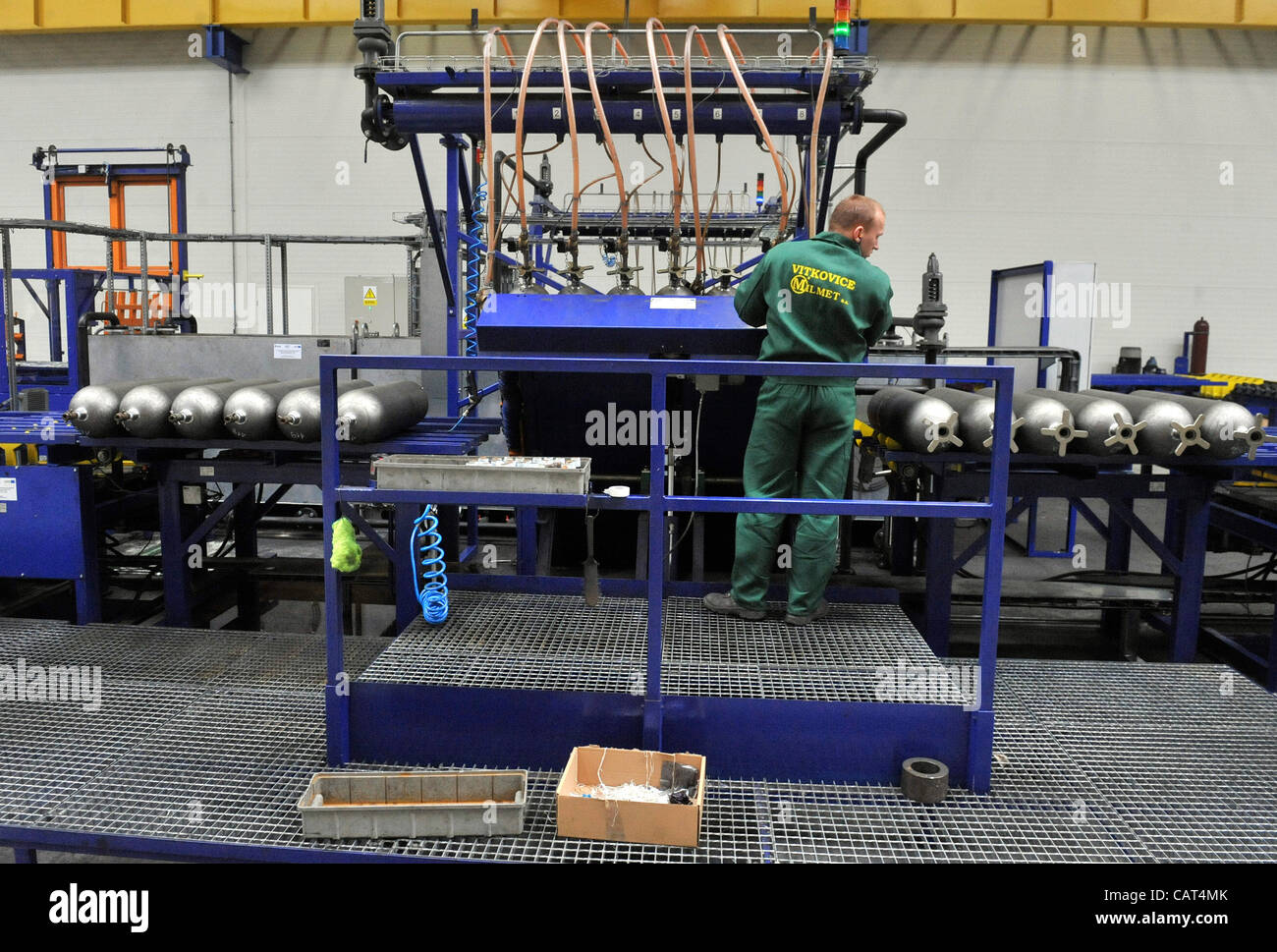 Vitkovice Machinery Group, dem größten engineering-Gruppe in der Tschechischen Republik, ins Leben gerufen, den Betrieb einer neuen Fertigungslinie Wert über Kc1bn in seiner Tochtergesellschaft Vitkovice Milment in der polnischen Stadt Sosnovec am 17. April 2012. Die Produktionslinie wird Ultralight Stahl-Flaschen für Autos u produzieren. Stockfoto