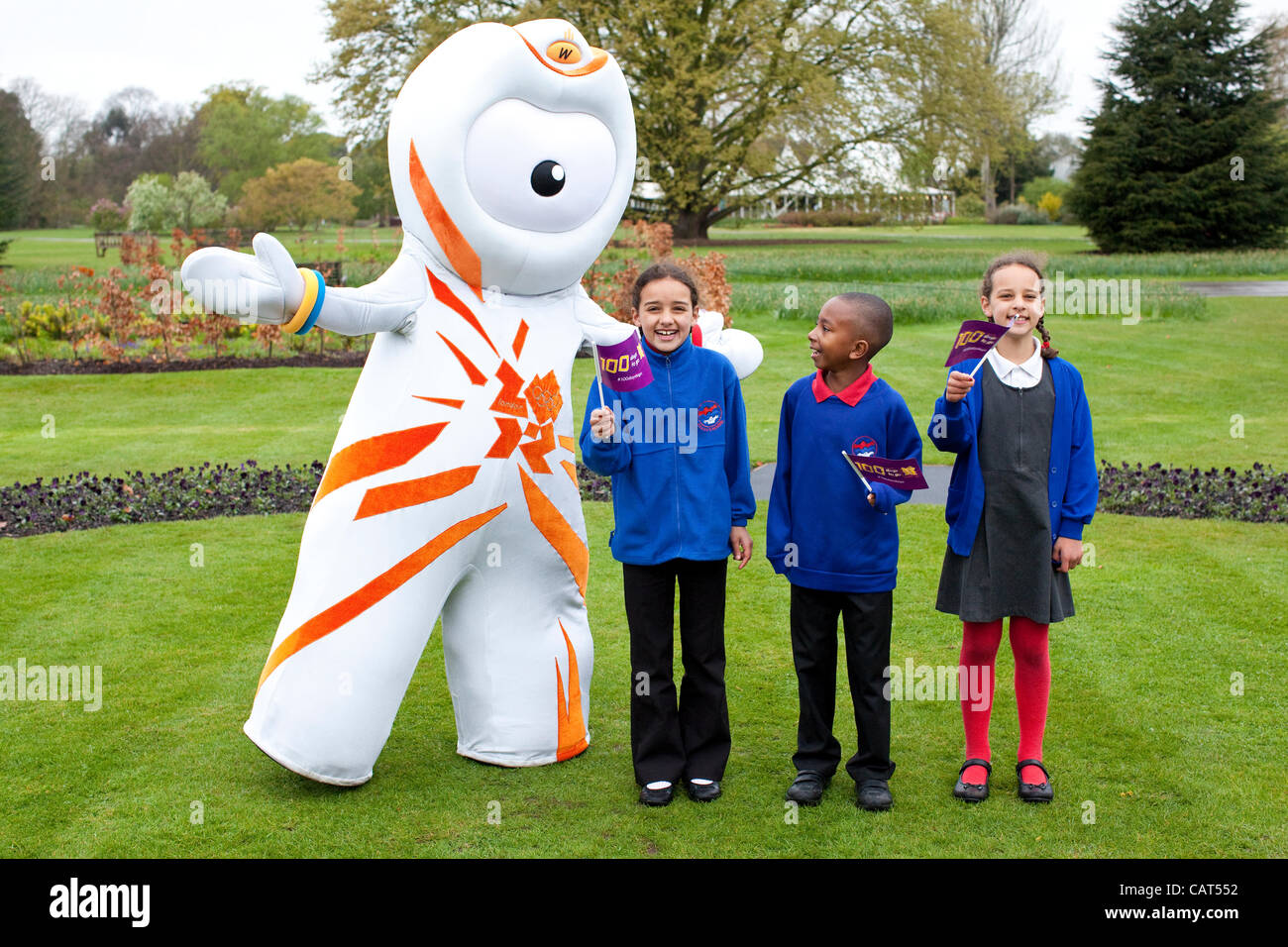 Foto:Jeff Gilbert. Kew Gardens, Surrey, UK. 18.04.2012 Bild zeigt das Maskottchen von Olympia 2012 in London mit Kindern (L-R) Saha Girma (9), Keion Blackman(9) und Gabriella Girma(9) in Kew Gardens bei der LOCOG Vorstellung der 100 Tage bis zum Beginn der Olympischen Spiele 2012 in London. Stockfoto