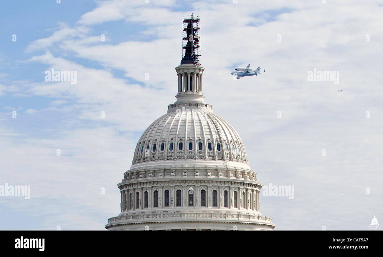 Space Shuttle Discovery, montiert auf einem NASA 747 Shuttle Trägerflugzeug fliegt über den US Capitol Dome 17. April 2012 in Washington, DC. Entdeckung, der erste Orbiter zog sich von der NASA Shuttle-Flotten, abgeschlossenen 39 Missionen, 365 Tage im Weltraum, umkreist die Erde 5.830 mal und reiste 148,2 Stockfoto