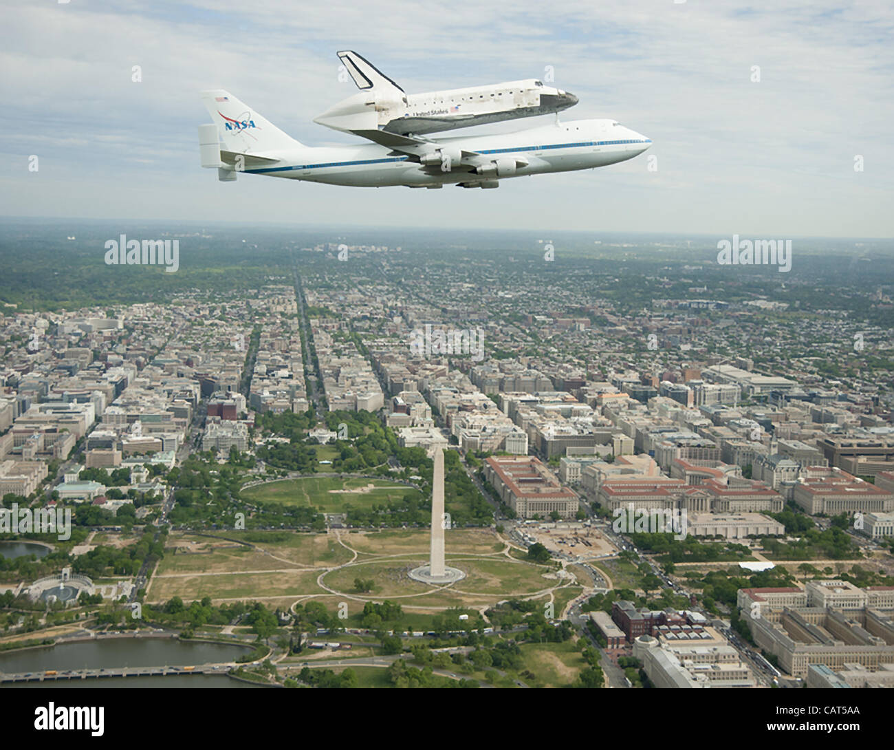 Space Shuttle Discovery, montiert auf einem NASA 747 Shuttle Trägerflugzeug fliegt über die Skyline von Washington 17. April 2012 in Washington, DC. Entdeckung, der erste Orbiter zog sich von der NASA Shuttle-Flotten, abgeschlossenen 39 Missionen, 365 Tage im Weltraum, umkreist die Erde 5.830 mal und reiste 14 Stockfoto