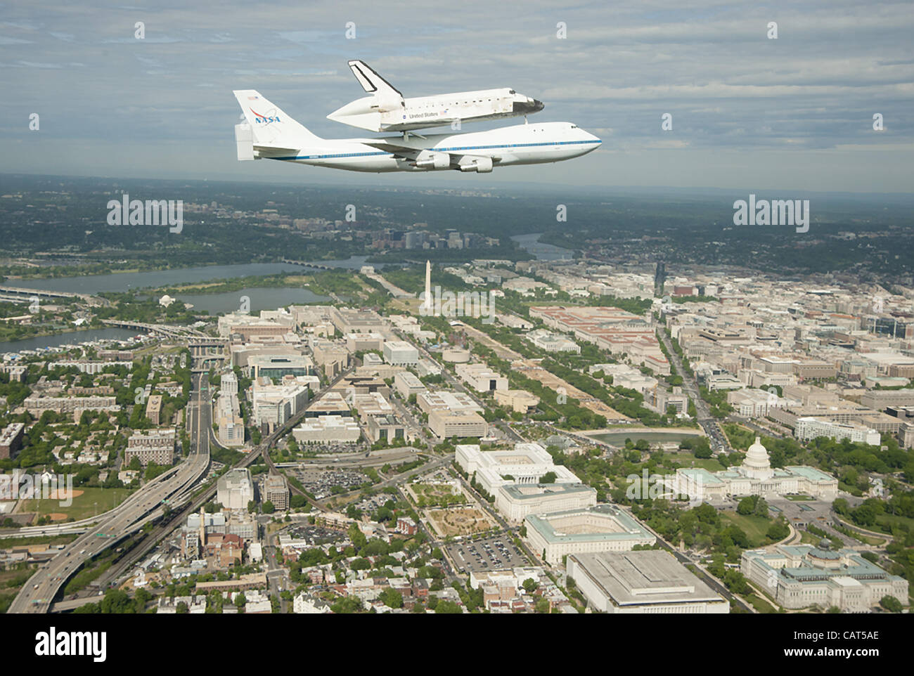 Space Shuttle Discovery, montiert auf einem NASA 747 Shuttle Trägerflugzeug fliegt über die Skyline von Washington 17. April 2012 in Washington, DC. Entdeckung, der erste Orbiter zog sich von der NASA Shuttle-Flotten, abgeschlossenen 39 Missionen, 365 Tage im Weltraum, umkreist die Erde 5.830 mal und reiste 14 Stockfoto