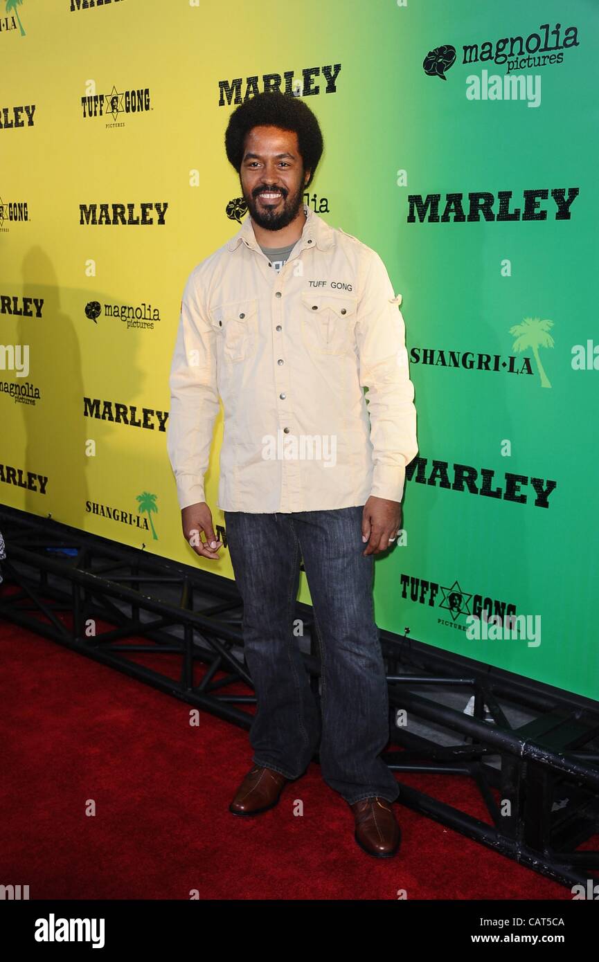 Robbie Marley im Ankunftsbereich für MARLEY Premiere, ArcLight Cinerama Dome, Los Angeles, CA 17. April 2012. Foto von: Tony Gonzalez/Everett Collection Stockfoto