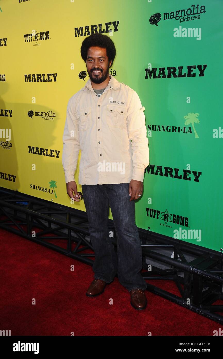 Robbie Marley im Ankunftsbereich für MARLEY Premiere, ArcLight Cinerama Dome, Los Angeles, CA 17. April 2012. Foto von: Tony Gonzalez/Everett Collection Stockfoto