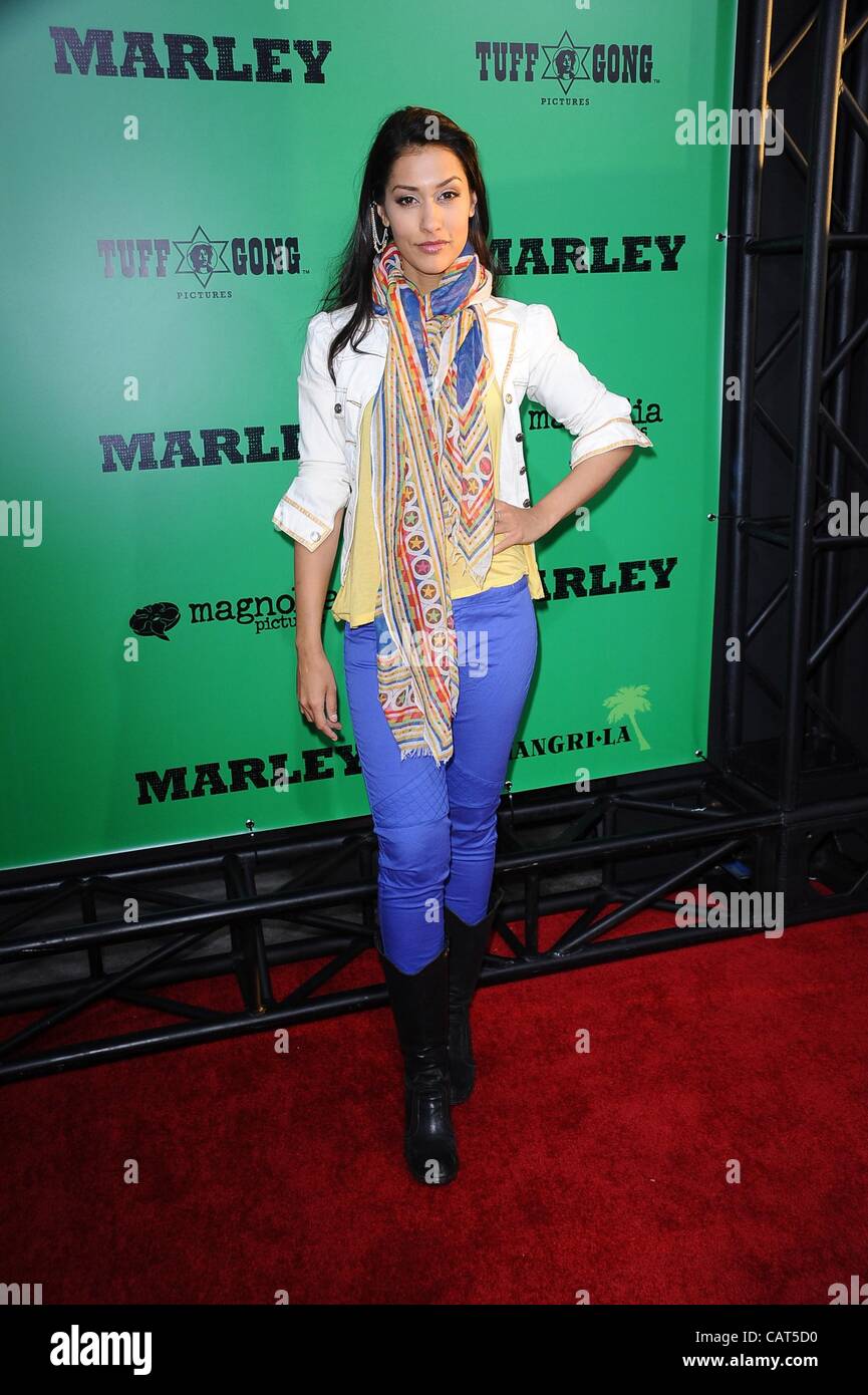 Janina Gavankar im Ankunftsbereich für MARLEY Premiere, ArcLight Cinerama Dome, Los Angeles, CA 17. April 2012. Foto von: Tony Gonzalez/Everett Collection Stockfoto
