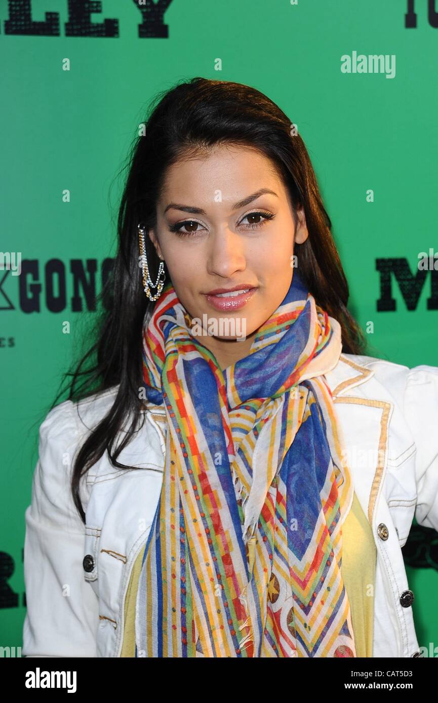 Janina Gavankar im Ankunftsbereich für MARLEY Premiere, ArcLight Cinerama Dome, Los Angeles, CA 17. April 2012. Foto von: Tony Gonzalez/Everett Collection Stockfoto