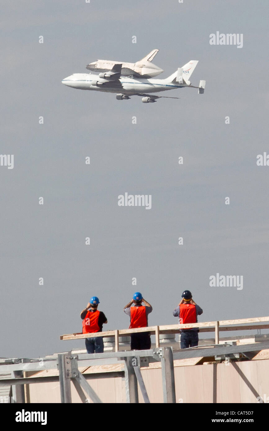 Space Shuttle Discovery, montiert auf einem NASA 747 Shuttle Trägerflugzeug fliegt über Arbeitnehmer Ontop des US Capitol 17. April 2012 in Washington, DC. Entdeckung, der erste Orbiter zog sich von der NASA Shuttle-Flotten, abgeschlossenen 39 Missionen, 365 Tage im Weltraum, umkreist die Erde 5.830 Zeiten und tr Stockfoto