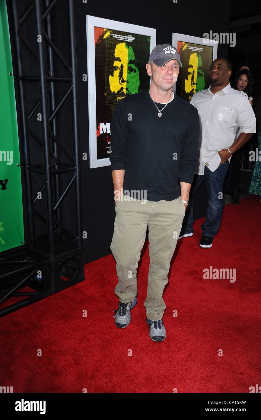 Kenny Chesney im Ankunftsbereich für MARLEY Premiere, ArcLight Cinerama Dome, Los Angeles, CA 17. April 2012. Foto von: Tony Gonzalez/Everett Collection Stockfoto