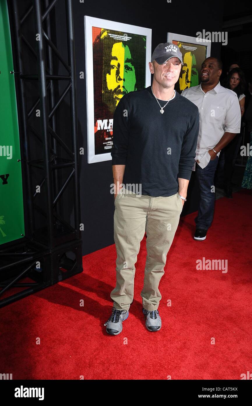 Kenny Chesney im Ankunftsbereich für MARLEY Premiere, ArcLight Cinerama Dome, Los Angeles, CA 17. April 2012. Foto von: Tony Gonzalez/Everett Collection Stockfoto