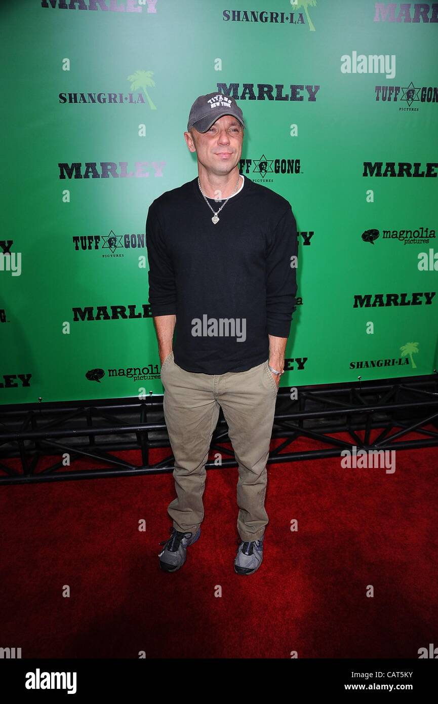 Kenny Chesney im Ankunftsbereich für MARLEY Premiere, ArcLight Cinerama Dome, Los Angeles, CA 17. April 2012. Foto von: Tony Gonzalez/Everett Collection Stockfoto