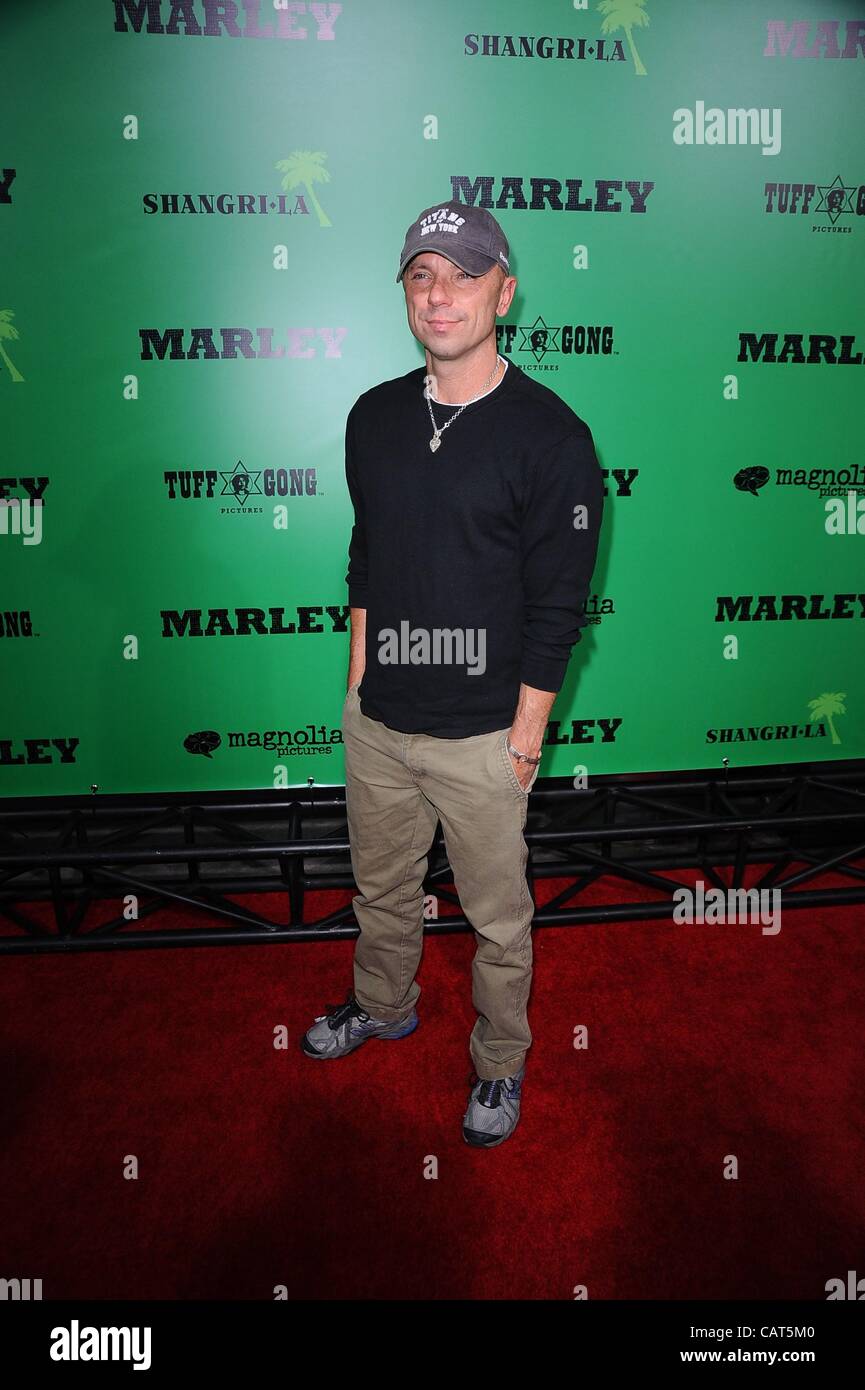 Kenny Chesney im Ankunftsbereich für MARLEY Premiere, ArcLight Cinerama Dome, Los Angeles, CA 17. April 2012. Foto von: Tony Gonzalez/Everett Collection Stockfoto