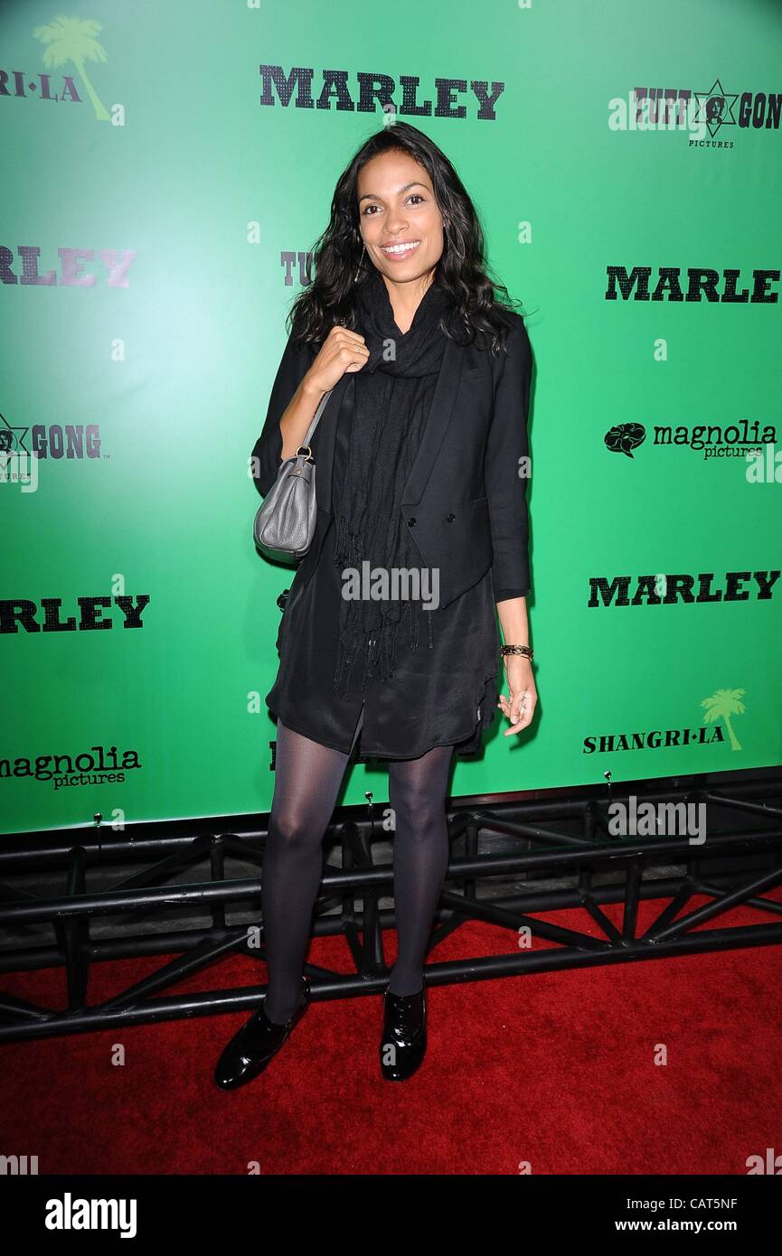 Rosario Dawson im Ankunftsbereich für MARLEY Premiere, ArcLight Cinerama Dome, Los Angeles, CA 17. April 2012. Foto von: Tony Gonzalez/Everett Collection Stockfoto