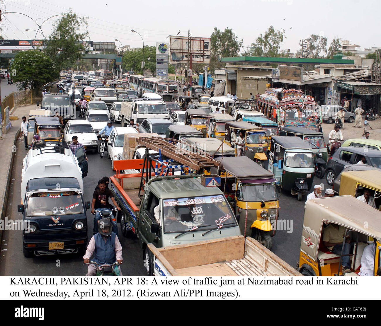 Ein Blick auf Stau bei Nazimabad Road in Karachi auf Mittwoch, 18. April 2012. Stockfoto