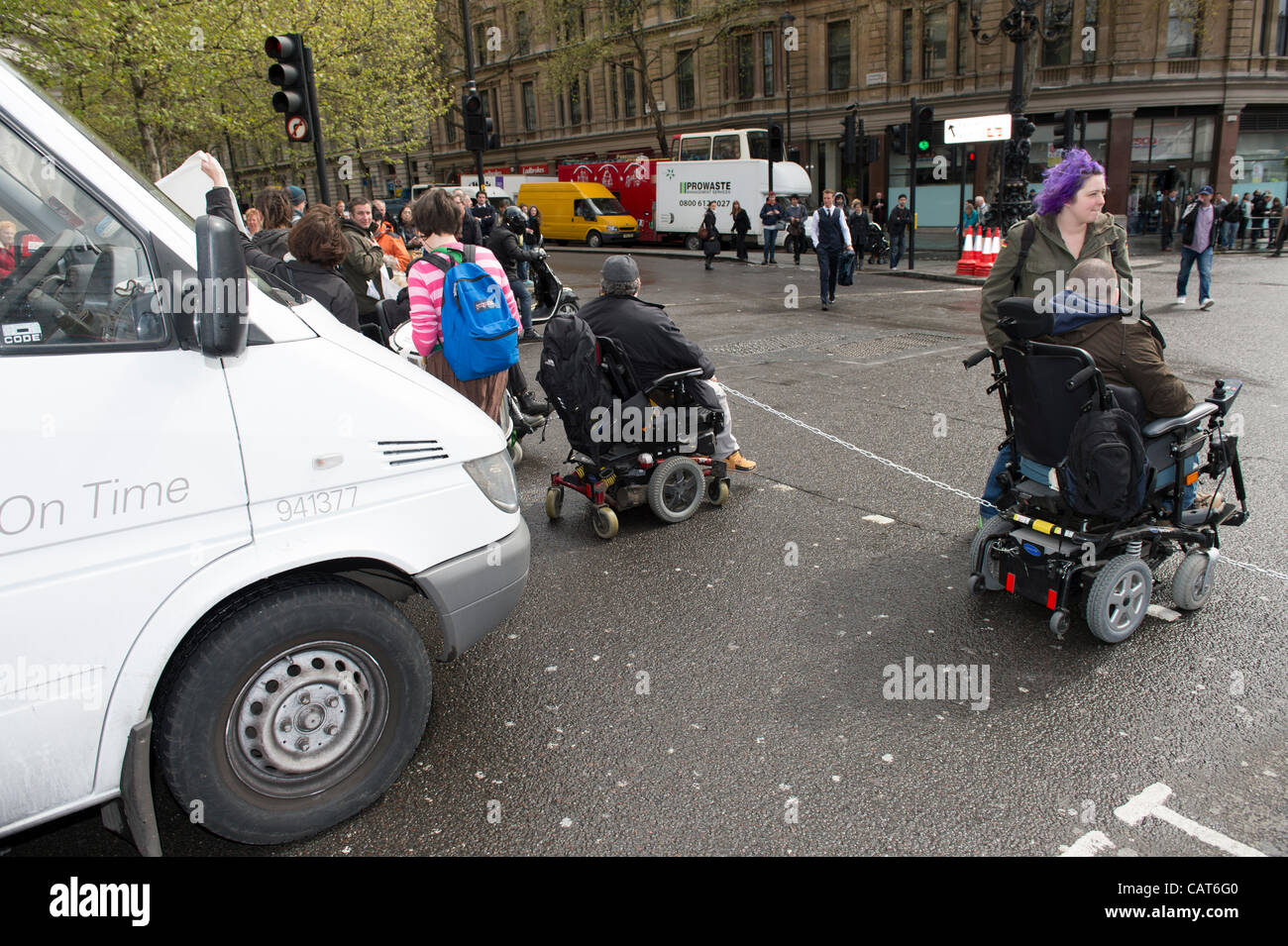 18. April 2012, Trafalgar Square, London. Behinderte Menschen blockieren die Straße verursachen massive Staus entlang der Strand und andere Straßen im Protest gegen Kürzungen betreffen deaktiviert Bewohner von Islington. Stockfoto