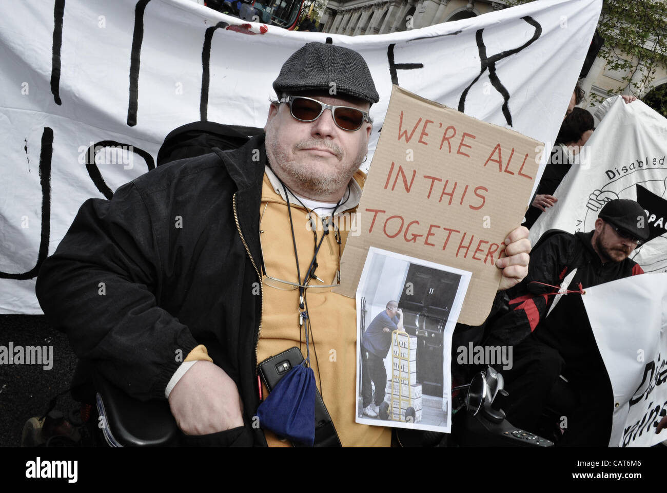 18.04.12, London, UK: ein behinderter Demonstrant hält ein Plakat und gehört zu einer Gruppe von Rollstuhlfahrern, die Straßen rund um Trafalgar Squrae blockieren. Der Protest war um Probleme von Menschen mit Behinderungen, in bestimmte Änderung auf Leistungen bei Invalidität zu markieren. Stockfoto