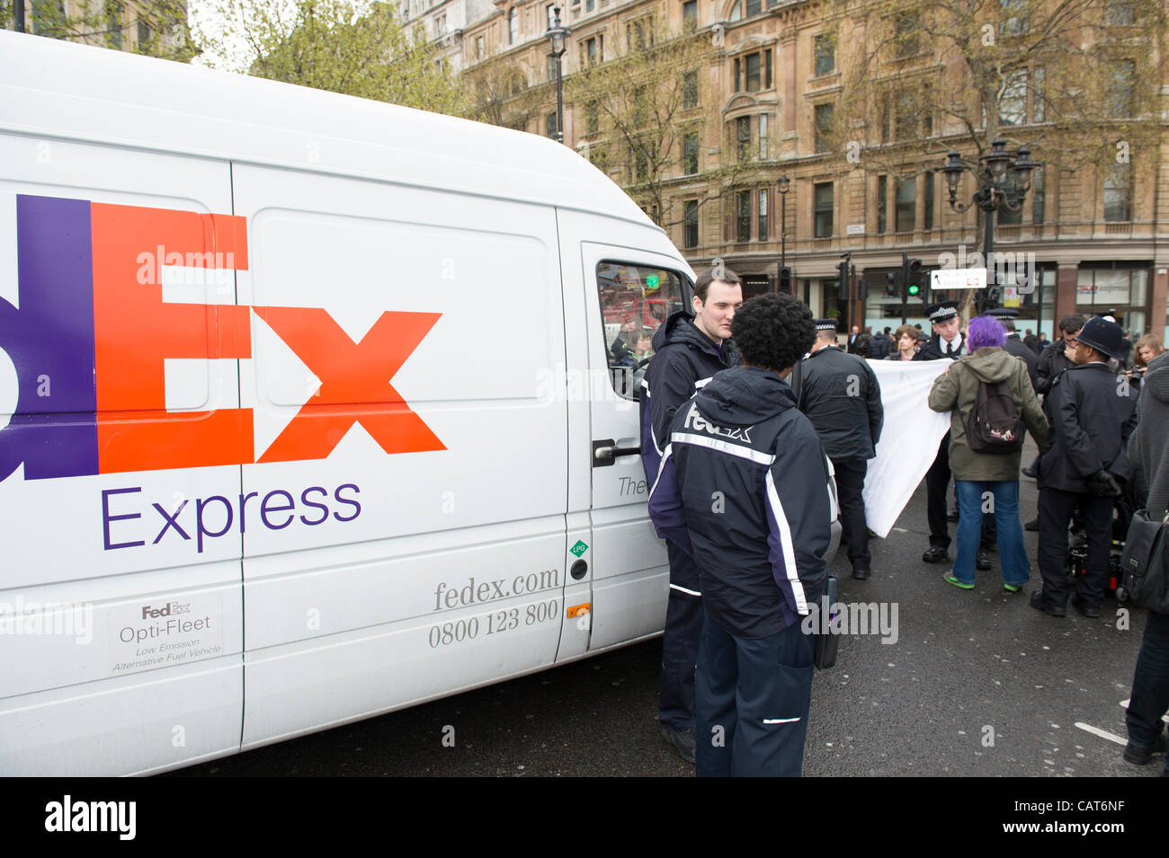 FedEx-van am Trafalgar Square in London durch eine Straßensperre von Behinderten im Rollstuhl protestieren gegen Regierung Schnitt Stockfoto