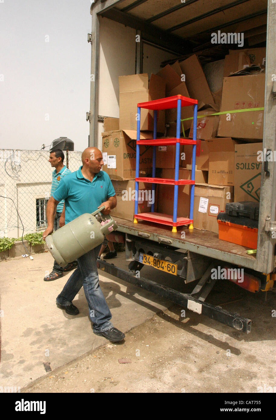 17. April 2012 - Jerusalem, Jerusalem, Palästina - palästinensische Mitglieder der Khaled Natsheh Haushalt Übertragung auf als ihre Möbel wird entfernt nach der Zwangsräumung von israelischen Behörden Übergabe ihrer Heimat an jüdische Siedler in der israelischen annektierte Ost-Jerusalem-neighb Stockfoto