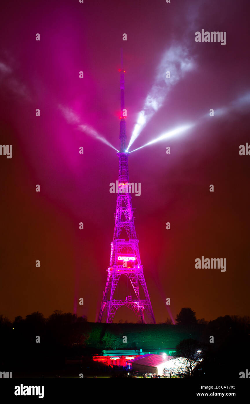 18.04.12, London, UK: 200.000 Watt Beleuchtung leuchtet die 219 Meter hohen Crystal Palace Sendeturm, als Bestandteil Arqivas "Switch über Nacht". Die Veranstaltung und Lightshow fand den Wechsel von analog zu digital-TV-Dienste in London feiern. Stockfoto