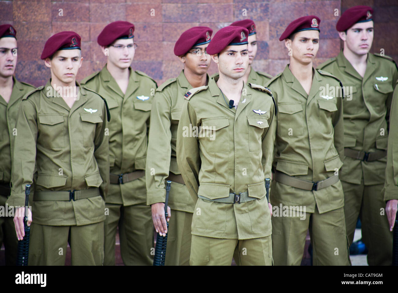 Eine Ehrengarde der IDF Fallschirmjäger steht stramm auf dem Warschauer Ghetto Platz in Yad-Vashem-Teilnahme an der Kranzniederlegung am Holocaust Märtyrer und Helden Remembrance Day. Jerusalem, Israel. 19. April 2012. Stockfoto