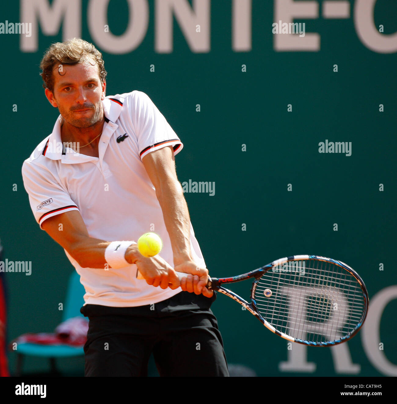 Monte Carlo, Monaco.  19. April 2012. Julien Benneteau im Ruhestand verletzt bei 6-5 im ersten Satz in Aktion gegen Andy Murray in der 3. Runde bei der Monte-Carlo Rolex Masters 2012 Stockfoto