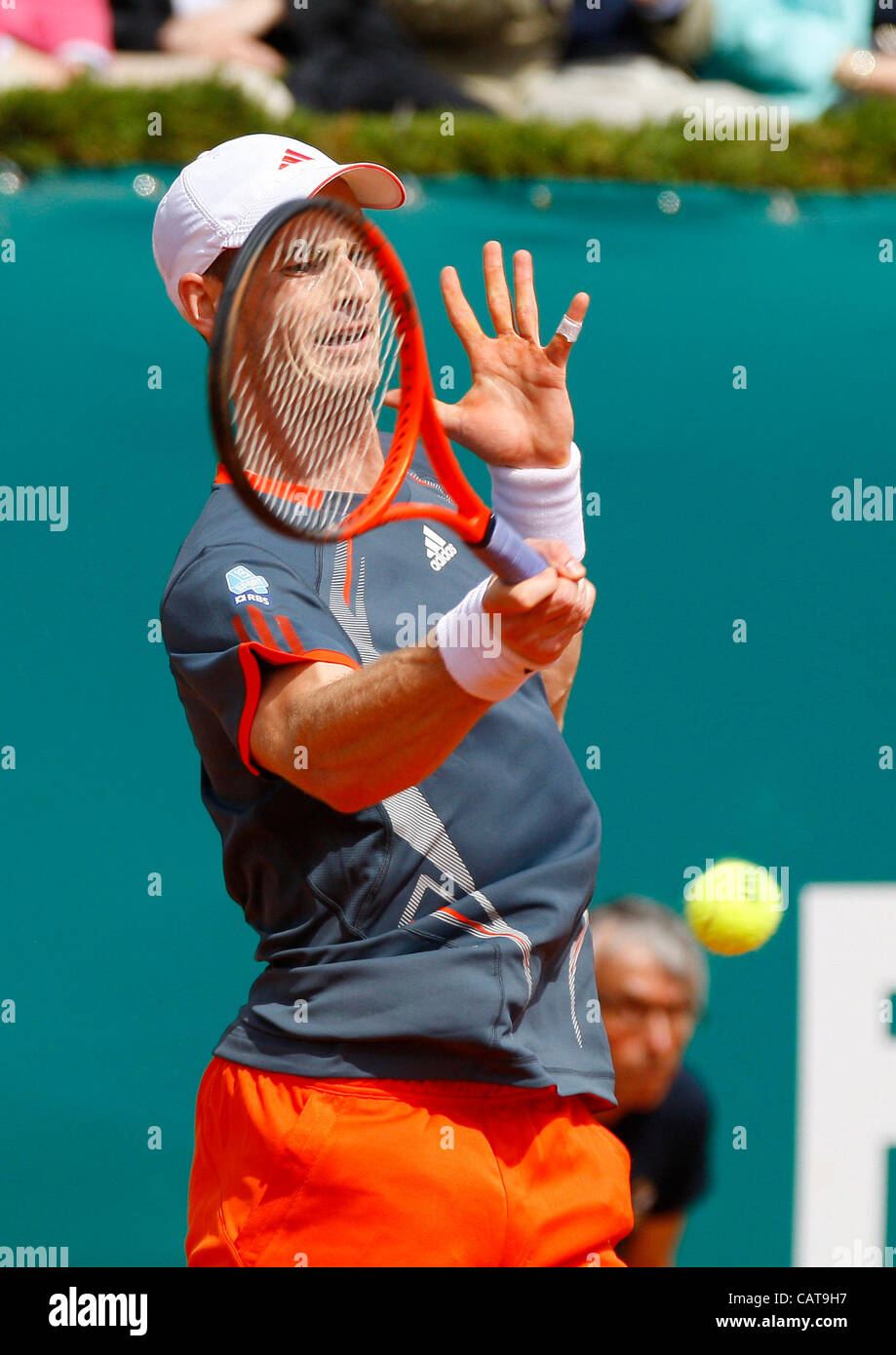 Monte Carlo, Monaco.  19. April 2012. Andy Murray durchlief bis ins Viertelfinale des Monte Carlo Masters, nachdem sein Gegner Julien Benneteau verletzt bei 6-5 während der erste Satz in der 3. Runde bei der Monte-Carlo Rolex Masters 2012 im Ruhestand Stockfoto