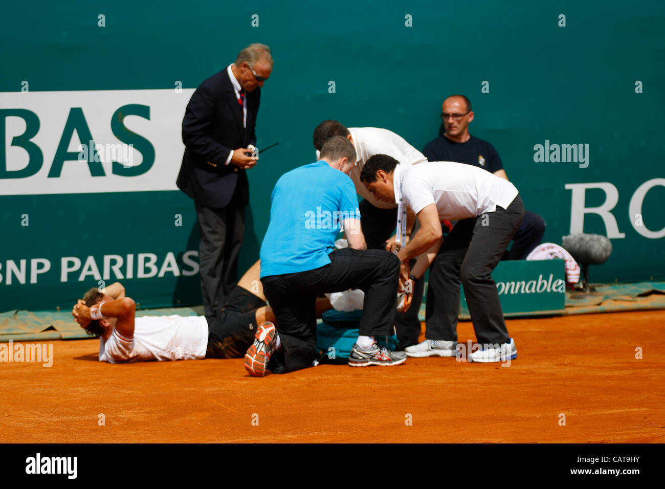 Monte Carlo, Monaco. 19. April 2012. Julien Benneteau im Ruhestand verletzt bei 6-5 im ersten Satz in Aktion gegen Andy Murray in der 3. Runde bei der Monte-Carlo Rolex Masters 2012 Stockfoto