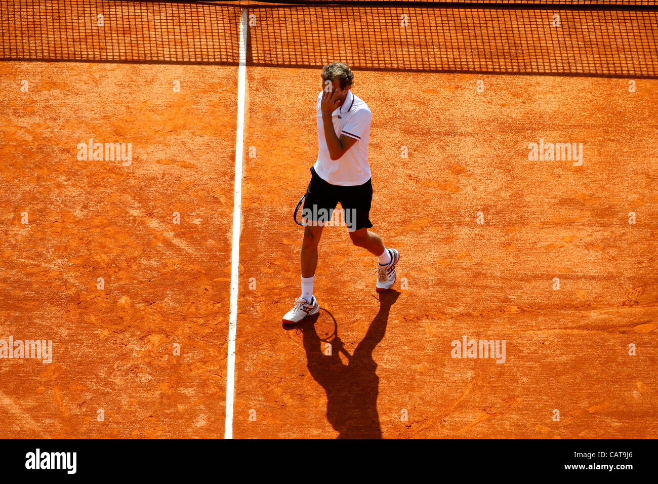 Monte Carlo, Monaco. 19. April 2012. Julien Benneteau im Ruhestand verletzt bei 6-5 im ersten Satz in Aktion gegen Andy Murray in der 3. Runde bei der Monte-Carlo Rolex Masters 2012 Stockfoto