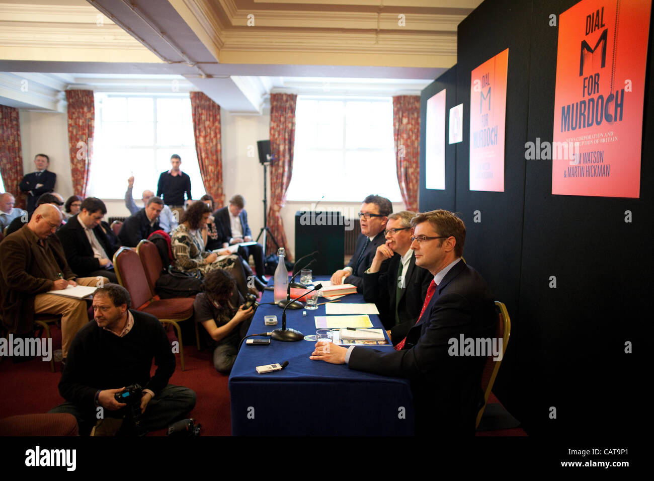 Westminster, London, UK. 19.04.2012 Bild zeigt Tom Watson, MP für West Bromwich Ost und Martin Hickman, Journalist für the Independent seit 2001 bei der Vorstellung ihrer Buch DIAL M für MURDOCH offenbarenden Daten des Telefons hacking Skandal bei News International. Stockfoto