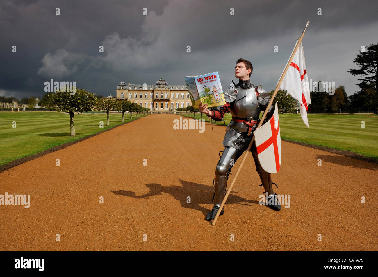 Hausaufgaben für St George, bevor er auf den Drachen am diesem Wochenende St.-Georgs-Tages-Festival in English Heritage Wrest Park nimmt Stockfoto