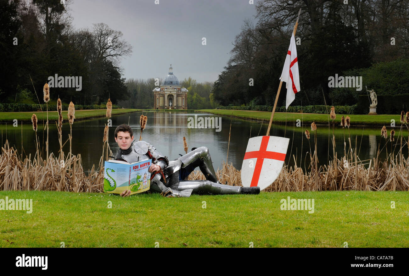Hausaufgaben für St George, bevor er auf den Drachen am diesem Wochenende St.-Georgs-Tages-Festival in English Heritage Wrest Park nimmt Stockfoto