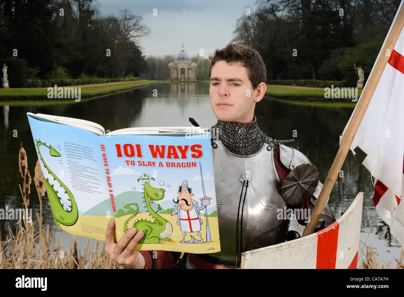 Hausaufgaben für St George, bevor er auf den Drachen am diesem Wochenende St.-Georgs-Tages-Festival in English Heritage Wrest Park nimmt Stockfoto