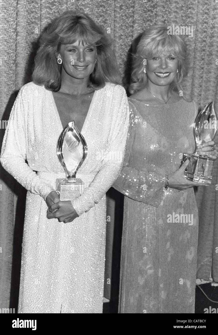 LORETTA SWIT mit Linda Evans.The 9. jährliche Peoples Choice Awards. (Kredit-Bild: © Darlene Hammond/Globe Photos/ZUMAPRESS.com) Stockfoto