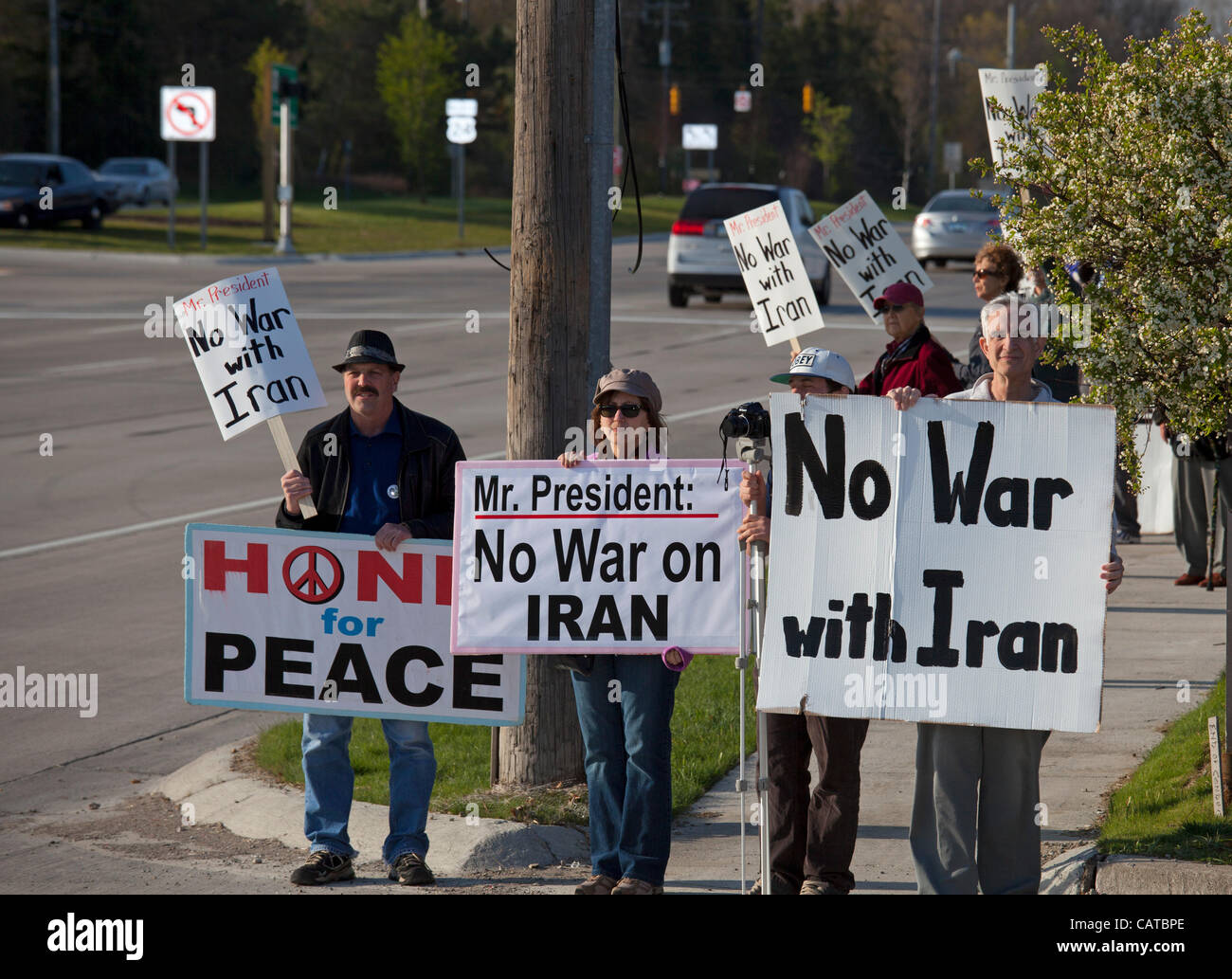 Bingham Farms, Michigan - Aktivisten halten Frieden unterzeichnet gegnerischen Krieg gegen den Iran während des Wartens auf Präsident Obama Motorcade übergeben. Der Präsident besuchte eine Kampagne Spendenaktion in der Nähe. Stockfoto