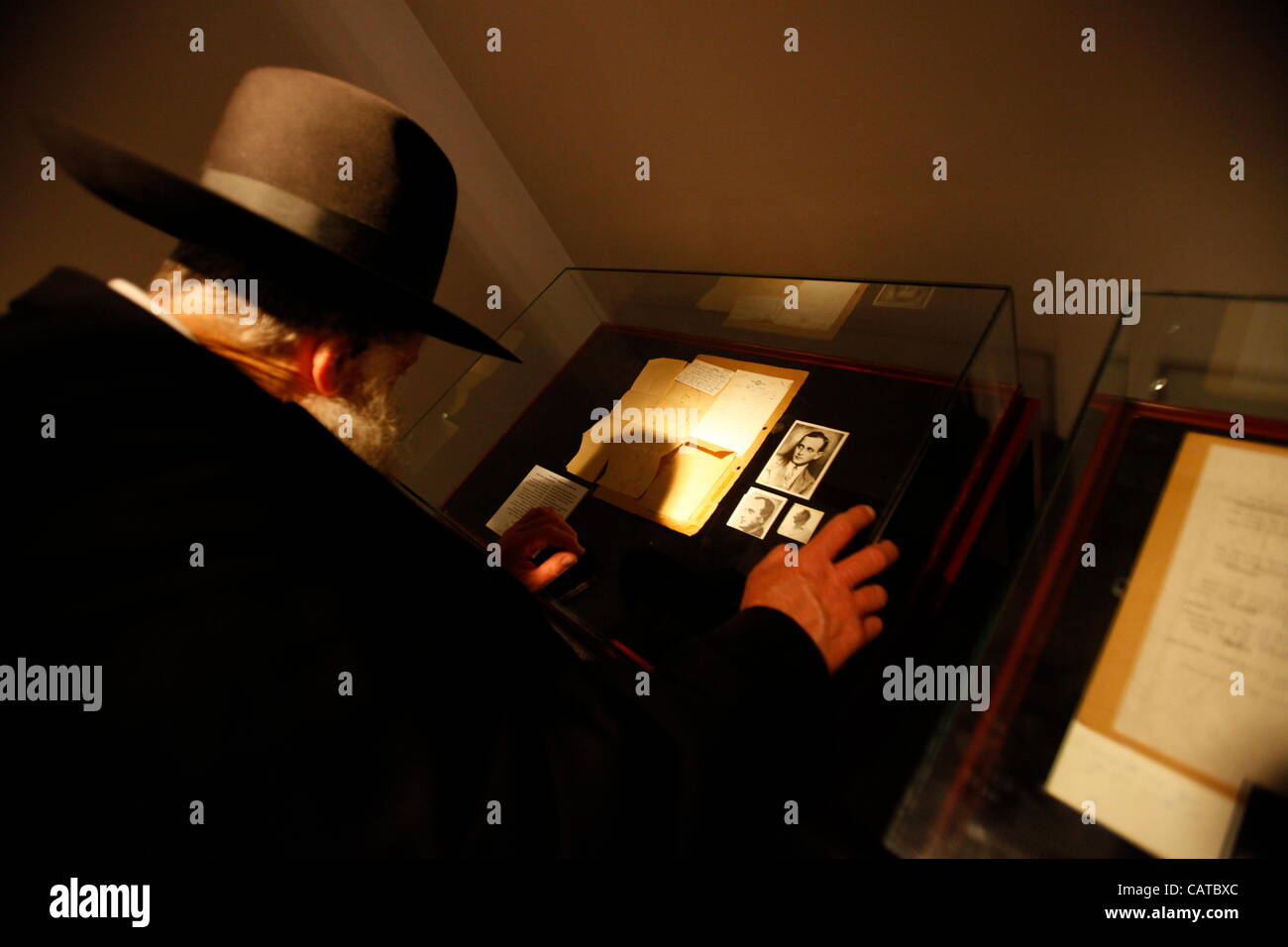 Ein orthodoxer jüdischer Besucher lehnt sich auf eine Glasabdeckung, während er Dokumente sieht, die zum Nazi-Nazi-Offizier Adolph Eichmann in Argentinien 1n 1960 führten, die im Beit Hatfutsot, dem Museum des jüdischen Volkes der Universität Tel Aviv, ausgestellt sind Stockfoto