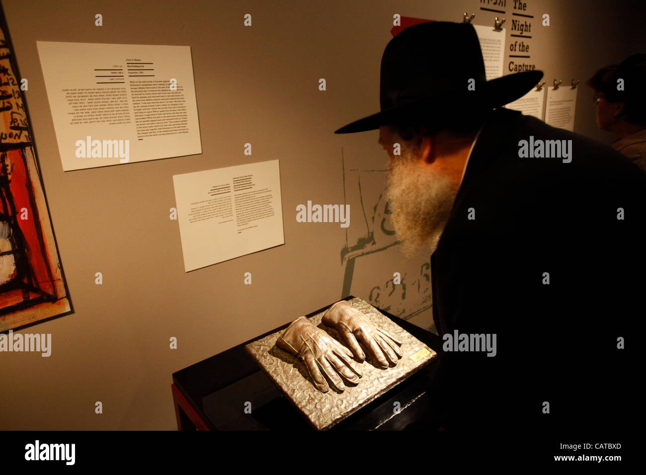 Eine orthodoxer Jude Beobachtung Replik der Handschuhe, die von einem israelischen Mossad-Agent verwendet wurden, während die Erfassung der SS Nazi-Offizier Adolph Eichmann ist in Argentinien im Jahr 1960 angezeigt in einer Ausstellung im Beit Hatfutsot, das Museum des jüdischen Volkes in Tel Aviv Stockfoto