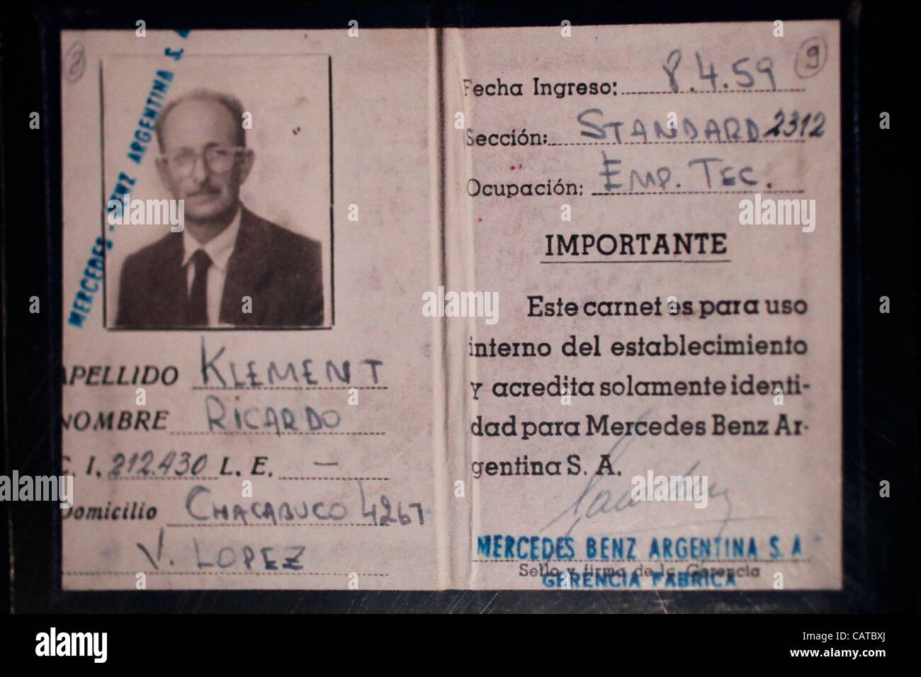 Argentinische Identität Karte von SS Nazi officer Adolf Eichmann auf Anzeige in einer Ausstellung im Beit Hatfutsot, das Museum für das jüdische Volk in der Universität Tel Aviv Stockfoto