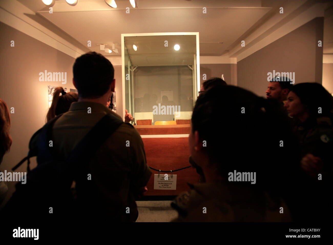 Eine Gruppe israelischer Soldaten beobachten eine Replik des Standes, dass Nazi-SS-Offizier Adolph Eichmann saß während seines Prozesses in Jerusalem im Jahre 1961 in einer Ausstellung im Beit Hatfutsot, das Museum des jüdischen Volkes in Tel Aviv University angezeigt Stockfoto