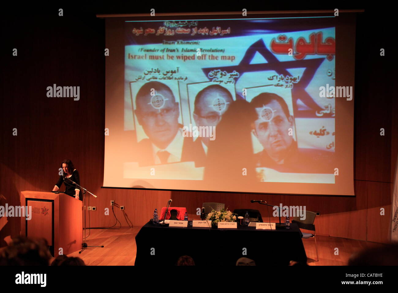 Eine iranische antisemitische Webseite wird während einer Rede auf dem Forum on Antisemitismus Seminar in Beit Hatfutsot, dem Museum des jüdischen Volkes der Tel Aviv Universität Israel, projiziert Stockfoto