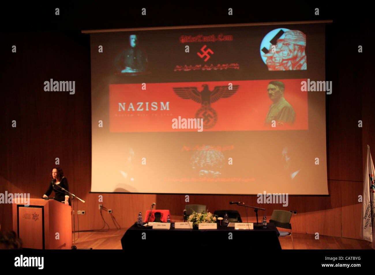 Eine iranische antisemitische Webseite wird während einer Rede auf dem Forum on Antisemitismus Seminar in Beit Hatfutsot, dem Museum des jüdischen Volkes der Tel Aviv Universität Israel, projiziert Stockfoto