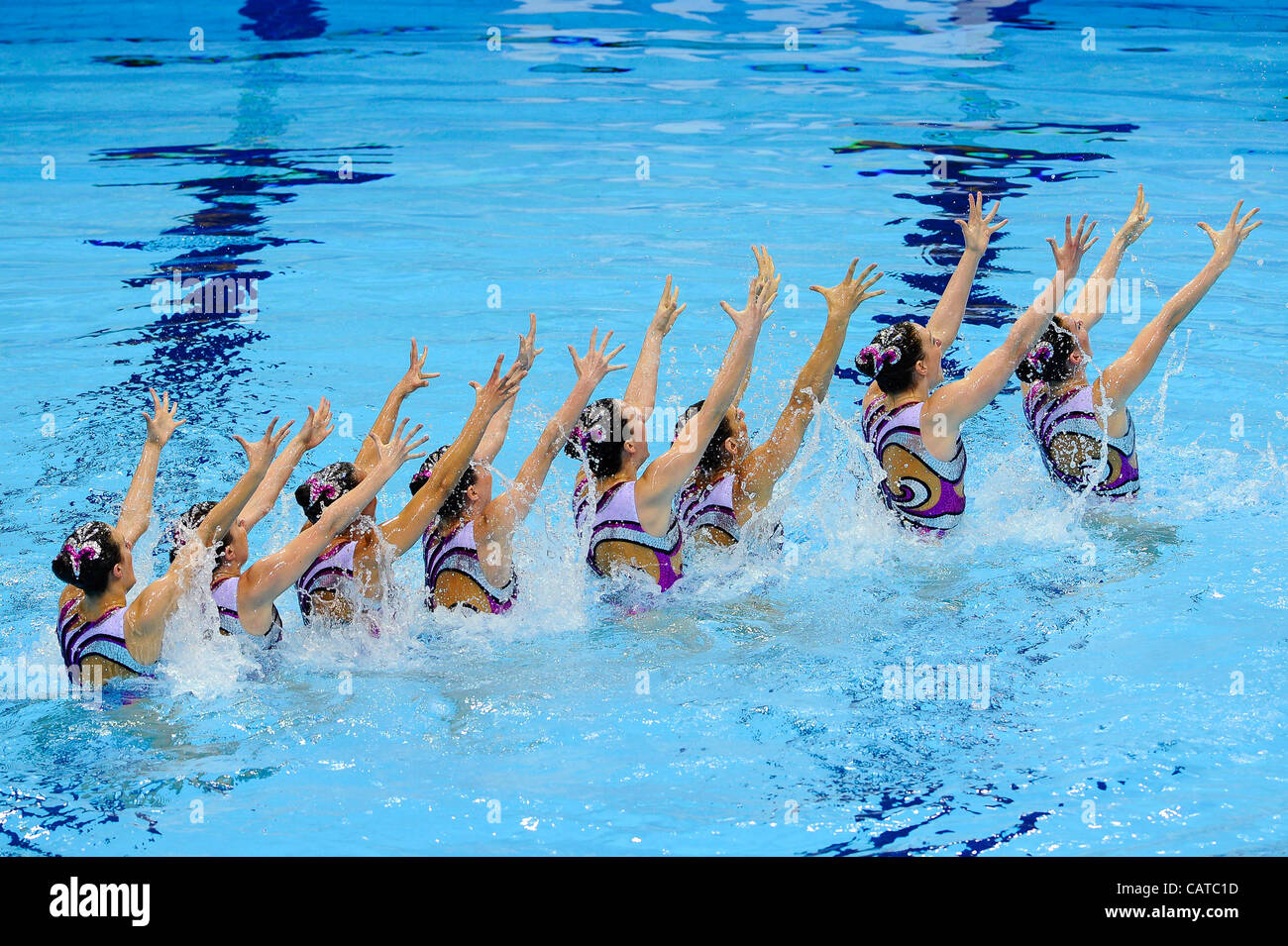 19.04.2012. London, England. Team Great Britain (GBR) (BAKER Yvette, CLARK Katie, DAWKINS Katrina, FEDERICI Olivia, GENOPPT Jennifer, LUCASS Victoria, RANDALL Asha und SKELTON Katherine) in Aktion während der Duette technische Routine am 1. Tag der FINA Olympiade synchronisierte schwimmen Qualificatio Stockfoto