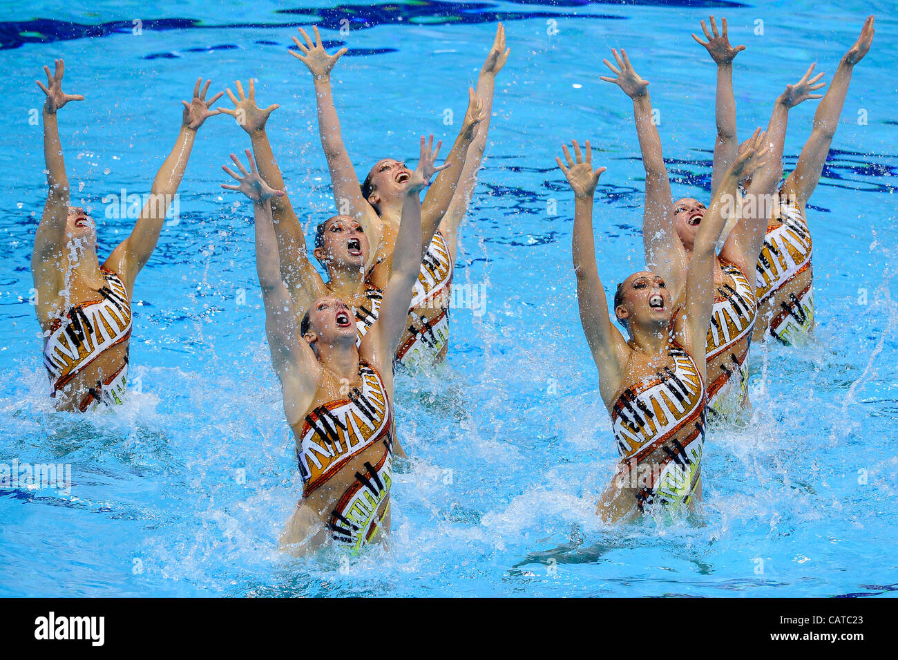 19.04.2012. London, England. Team Vereinigte Staaten von Amerika (USA) (HANSLEY Megan, KILLMANN Mary MOORE Michelle, MORGAN Olivia, PINETTE Leah, STEWART Caitlin, THERIAULT Michelle und Alison WILLIAMS) in Aktion während der Duette technische Routine am 1. Tag der FINA Olympiade synchronisierte schwimmen Q Stockfoto