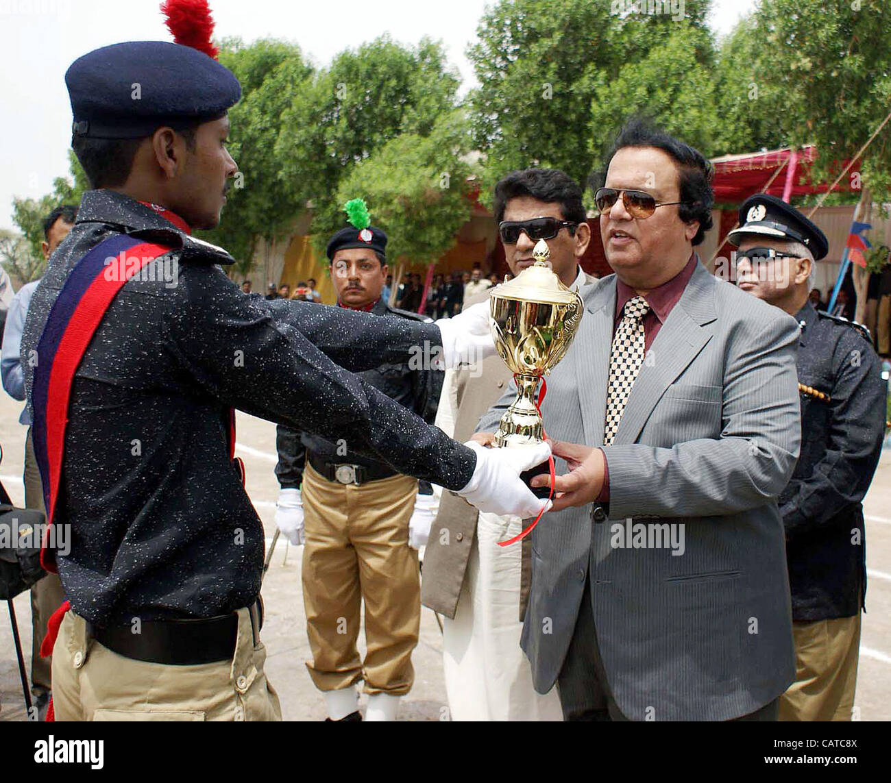 Sindh Law und Gefängnis Minister, verschenkt Ayaz Soomro Auszeichnungen an die besten Rekruten während der Zeremonie anlässlich der Weitergabe Parade Zeremonie des Gefängnisses, die Polizei im Gefängnis Polizei-Trainingszentrum in Hyderabad am Donnerstag, 19. April 2012 statt. Stockfoto