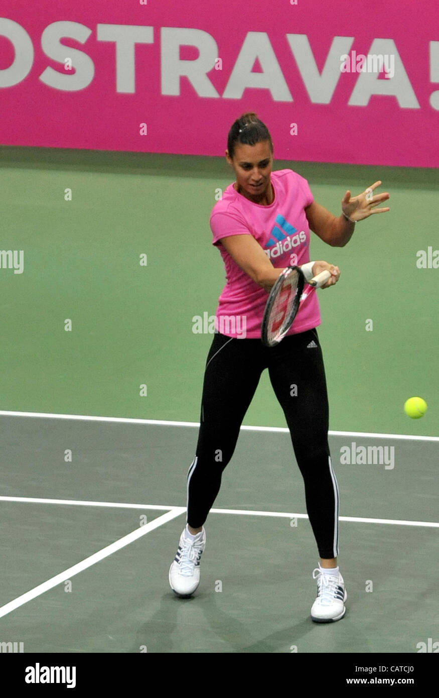 Flavia Pennetta (ITA) während des Trainings vor dem Fed-Cup-match zwischen Tschechien und Italien in Ostrava, Tschechische Republik, Donnerstag, 19. April 2012. (Foto/Jaroslav Ozana CTK) Stockfoto