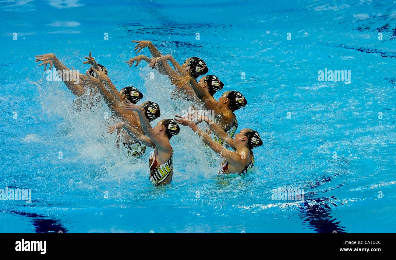 19.04.2012. Stratford, Ost Lonfon, England.  Das London Aquatics Centre. FINA synchronisierte schwimmen Olympia-Qualifikation. Vereinigte Staaten von Amerika, Megan Hansley, Mary Killmann, Michelle Moore, Olivia Morgan, Leah Pinnette, Caitlin Stewart, Michelle Theriault, Alison Williams in Aktion bei der Londo Stockfoto