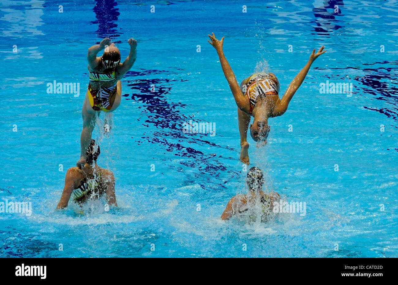 19.04.2012. Stratford, Ost Lonfon, England.  Das London Aquatics Centre. FINA synchronisierte schwimmen Olympia-Qualifikation. Vereinigte Staaten von Amerika, Megan Hansley, Mary Killmann, Michelle Moore, Olivia Morgan, Leah Pinnette, Caitlin Stewart, Michelle Theriault, Alison Williams in Aktion bei der Londo Stockfoto