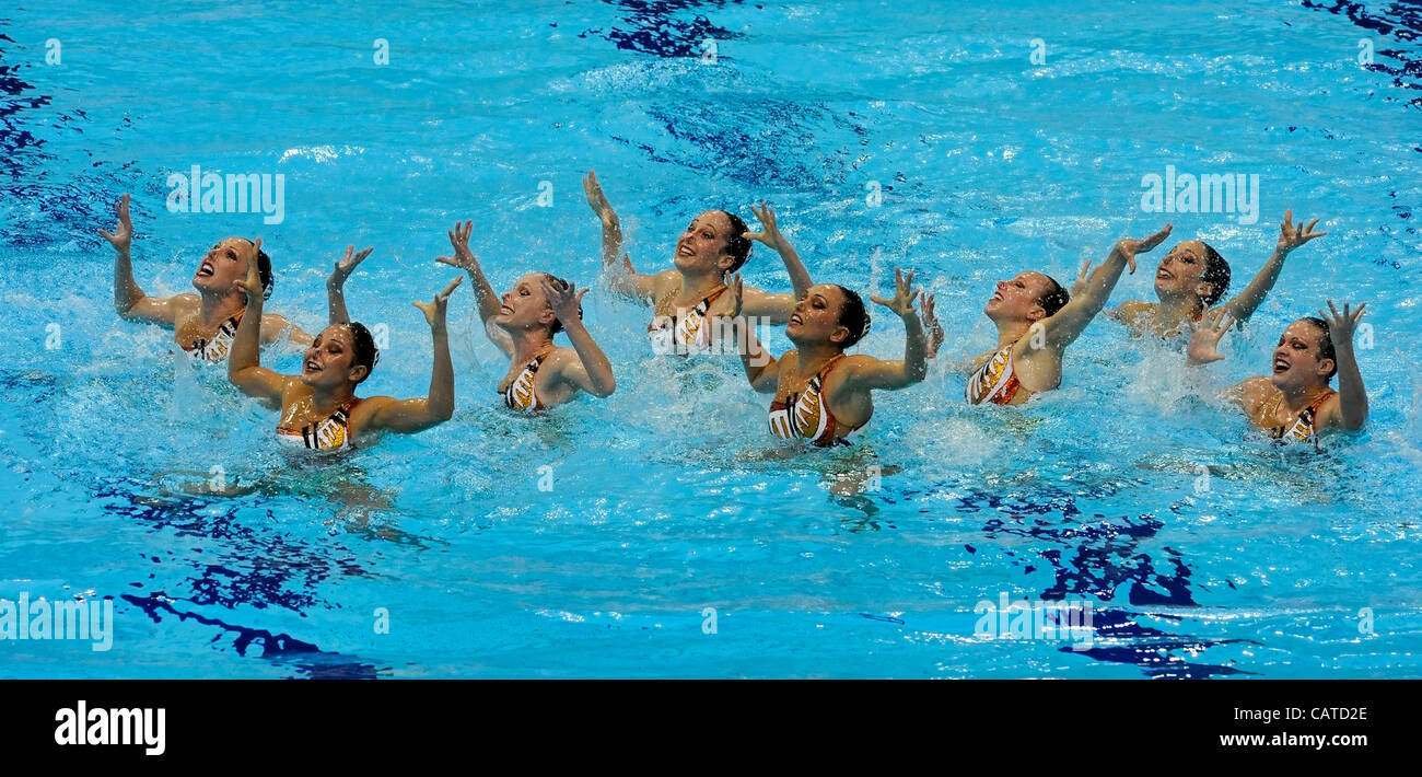 19.04.2012. Stratford, Ost Lonfon, England.  Das London Aquatics Centre. FINA synchronisierte schwimmen Olympia-Qualifikation. Vereinigte Staaten von Amerika, Megan Hansley, Mary Killmann, Michelle Moore, Olivia Morgan, Leah Pinnette, Caitlin Stewart, Michelle Theriault, Alison Williams in Aktion bei der Londo Stockfoto