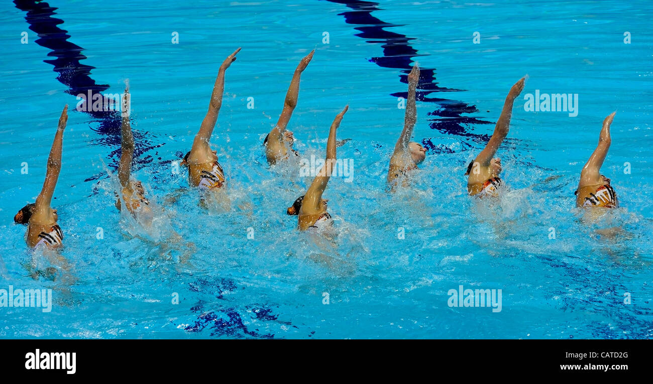 19.04.2012. Stratford, Ost Lonfon, England.  Das London Aquatics Centre. FINA synchronisierte schwimmen Olympia-Qualifikation. Vereinigte Staaten von Amerika, Megan Hansley, Mary Killmann, Michelle Moore, Olivia Morgan, Leah Pinnette, Caitlin Stewart, Michelle Theriault, Alison Williams in Aktion bei der Londo Stockfoto