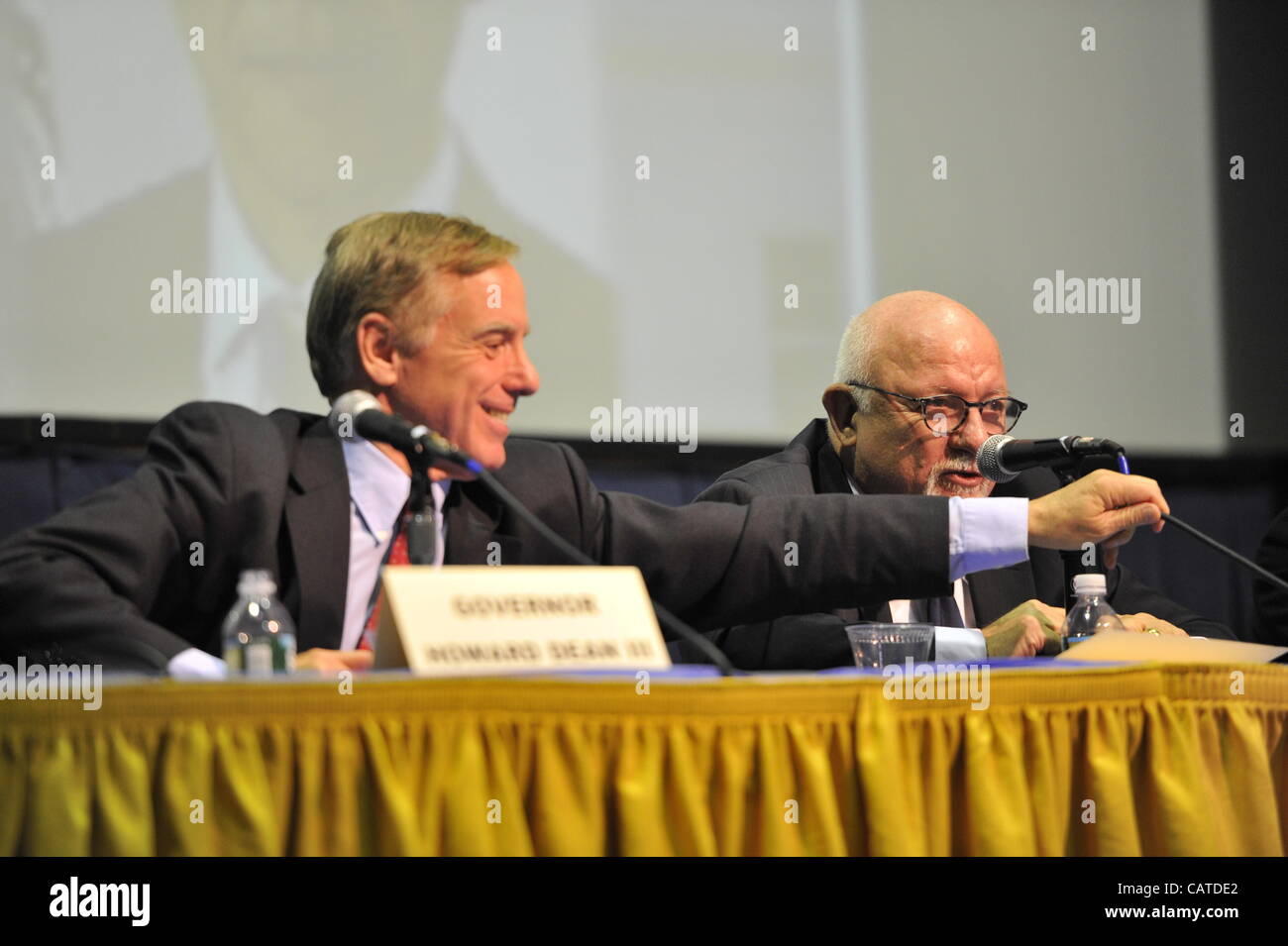 Gouverneur Howard B. Dean III (links) und Edward J. Rollins (rechts) sind Teilnehmer am "Veränderung im Weißen Haus?" auf Donnerstag, 19. April 2012, an der Hofstra University in Hempstead, New York, USA. Hofstra Veranstaltung war Teil der "Debatte 2012." Stockfoto