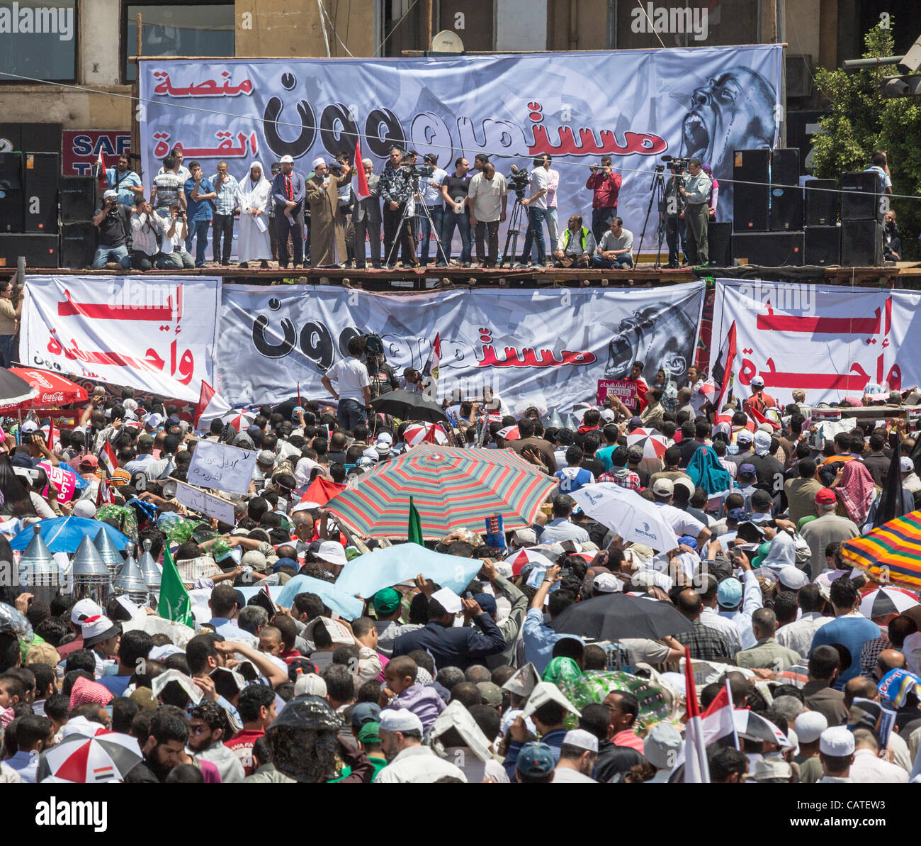 Kairo, Ägypten. 20. April 2012. Anti-Militär Demonstranten warten Freitagsgebet am Tahrir-Platz in Kairo, Ägypten. Ägyptens Islamisten, liberale und linke Kräfte sammeln in Tahrir-Platz gegen ehemaligen Regime Reste und fortgesetzte militärische Herrschaft demonstrieren. Stockfoto